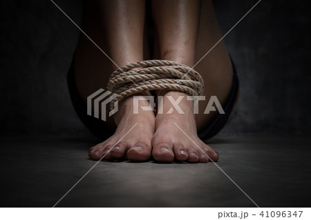 Feet of a victim woman tied up with rope  41096347
