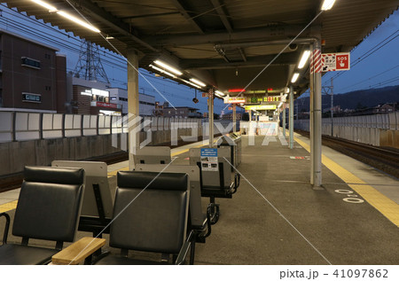 夜明け前の駅 41097862