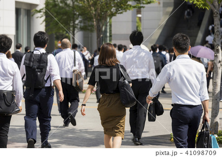 女性の通勤風景 女性の通勤風景 41098709
