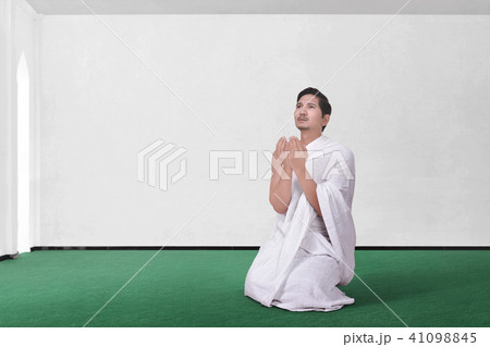 Religious asian muslim hajj praying 41098845