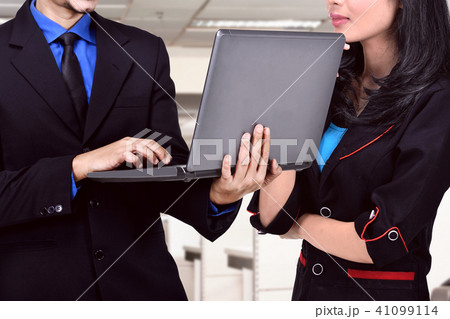 Business people discuss with laptop 41099114