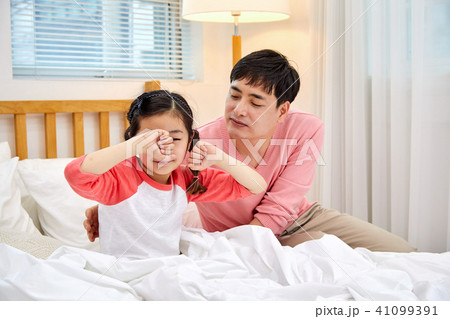 娘 お父さん 父 41099391