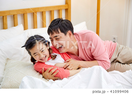 娘 お父さん 父 41099406