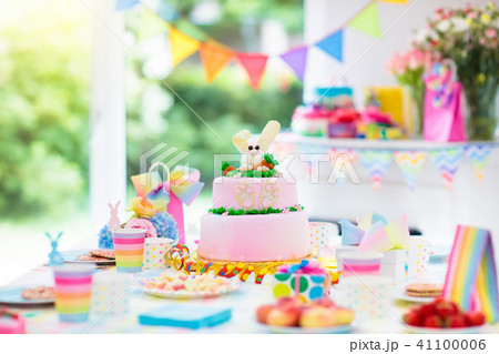 Kids birthday party decoration and cake. 41100006