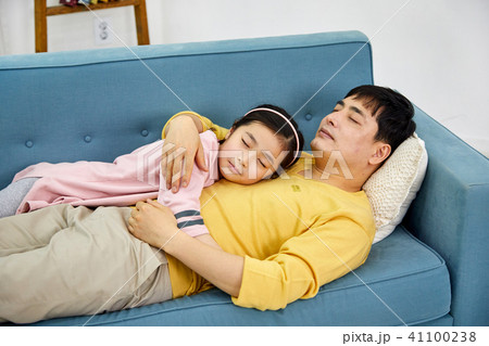 昼寝 睡眠 眠り 41100238