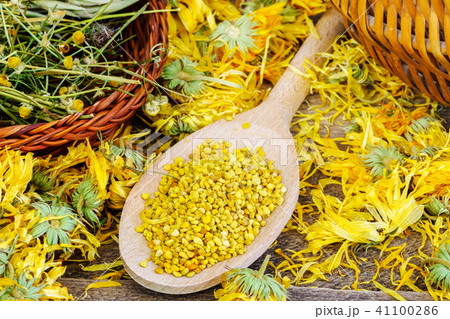 Pollen with dry chamomile and calendula around Pollen with dry chamomile and calendula around 41100286