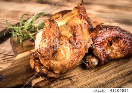 Pieces of roasted chicken. Pieces of roasted chicken. 41100632