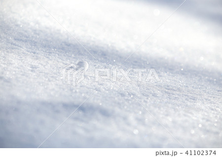 朝の雪面 41102374
