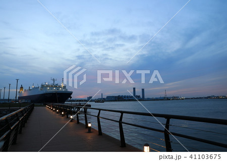 夕暮れの港と工場地帯 41103675