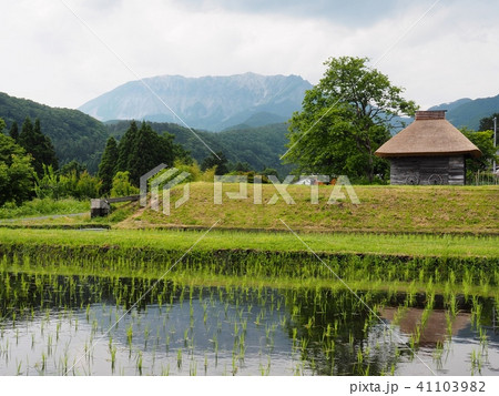 初夏の奥大山の風景　茅葺小屋　大山　御机 41103982