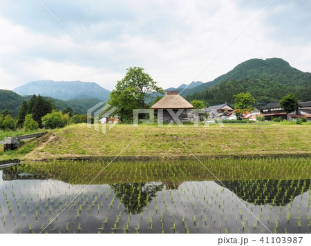初夏の奥大山の風景　茅葺小屋　大山　御机 41103987