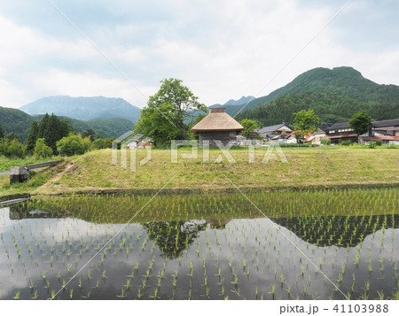 初夏の奥大山の風景　茅葺小屋　大山　御机 41103988