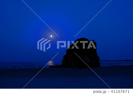 稲佐の浜の明け方近くの月 稲佐の浜の明け方近くの月 41107671