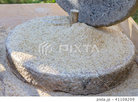 The ancient stone hand grain mill 41108209