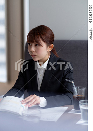 リクルートスーツを着た女性 41108536