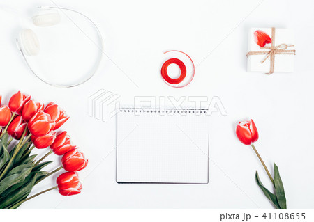 Blank notepad near red flowers, gift box Blank notepad near red flowers, gift box 41108655