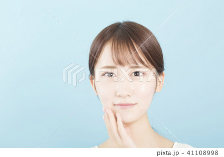 女性・ブルーバック 女性・ブルーバック 41108998