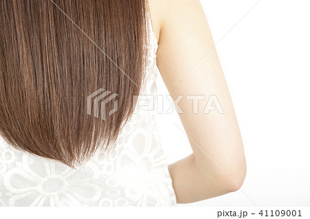 ロングヘアーの女性 後姿 毛先の写真素材