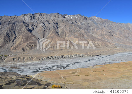 インドのヒマラヤ山岳地帯　スピティ谷のキー村　キーゴンパから見た美しい山と川と田畑 41109373
