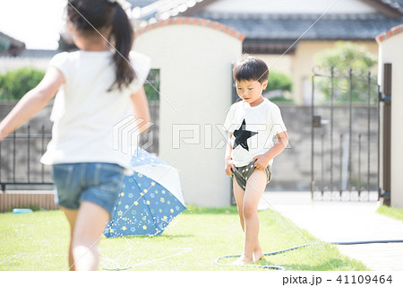 水遊びをする男の子 41109464