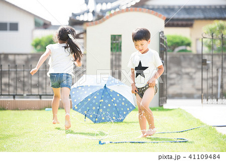 水遊びをする男の子 水遊びをする男の子 41109484