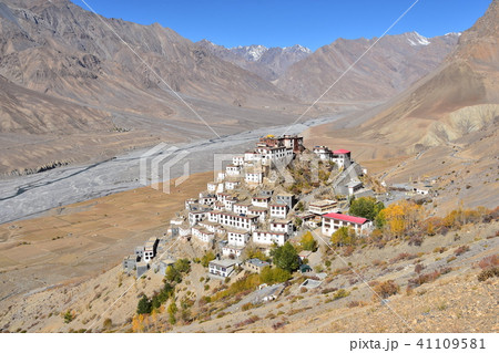 インドのヒマラヤ山岳地帯　スピティ谷のキー村　要塞のようなキーゴンパ 41109581