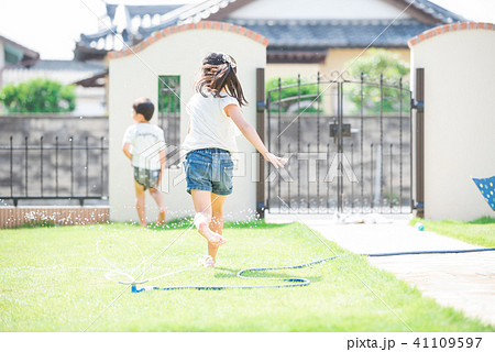 庭で水遊びをする女の子 41109597