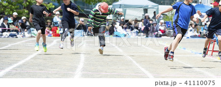 運動会 徒競走 ゴールシーン の写真素材