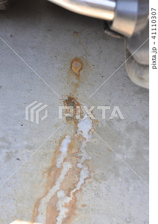 車 バッテリー液漏れ コンクリートのシミの写真素材