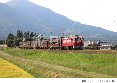 磐越西線と磐梯山(福島県・猪苗代町) 磐越西線と磐梯山(福島県・猪苗代町) 41110316
