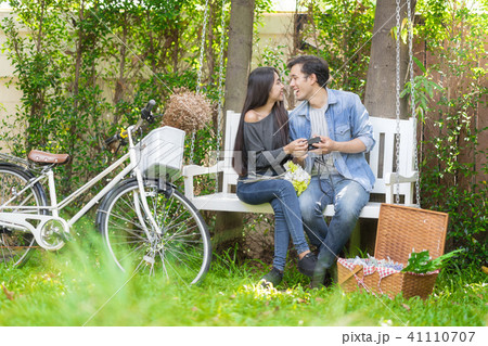 Sweet Love Couple Cycling to Picnic in the Garden. 41110707