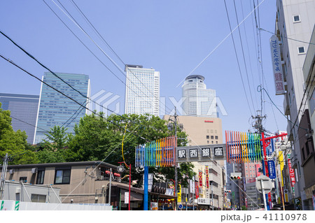 名古屋駅界隈　都市風景　駅西銀座　シンボルアーチ　と名古屋駅の高層ビル群 41110978