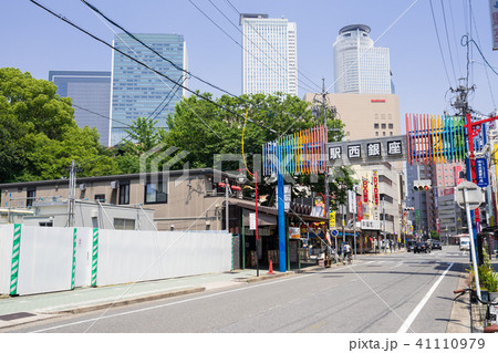 名古屋駅界隈　都市風景　駅西銀座　シンボルアーチ　と名古屋駅の高層ビル群 41110979