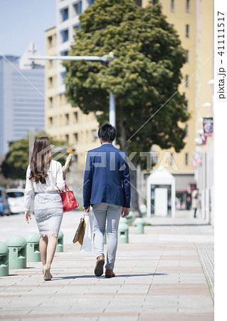 カップルでお買い物の写真素材