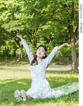 女性 芝生 オリンピック公園 41112087