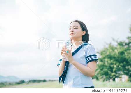水を飲む女子高生 水を飲む女子高生 41112271