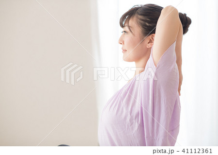 ヨガをする女性 41112361