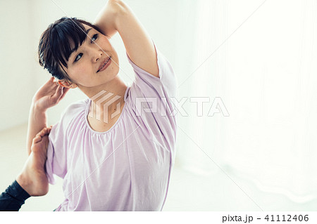 ヨガをする女性（鳩のポーズ） 41112406