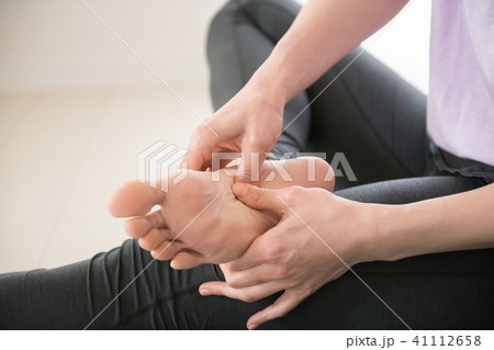 足ツボを押す女性　 41112658