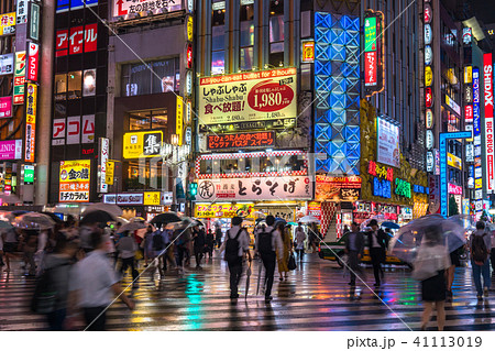 東京都 新宿歌舞伎町の夜景 雨天 の写真素材