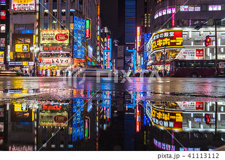 東京都 新宿歌舞伎町の夜景 雨天 の写真素材