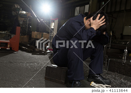 座り込む男性作業員 41113644