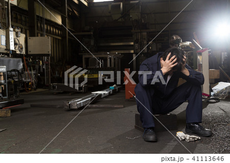 頭を抱える男性作業員 41113646
