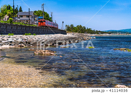 《富山県》雨晴海岸を走る氷見線 《富山県》雨晴海岸を走る氷見線 41114036