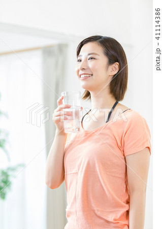 スポーツをする女性 エクササイズ 休憩 水分補給 水を飲む スポーツをする女性 エクササイズ 休憩 水分補給 水を飲む 41114386