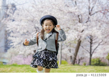 桜の咲く公園で笑う新入園児 桜の咲く公園で笑う新入園児 41115009