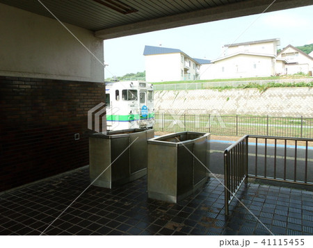 旧江差線　江差駅の改札口と列車 41115455