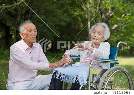 シニア夫婦　介護 41115668