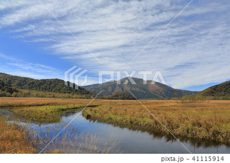 秋の尾瀬 中田代付近から池塘越しに至仏山方面を見る 41115914