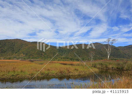 秋の尾瀬 中田代付近から池塘越しに北側の山々を見る 秋の尾瀬 中田代付近から池塘越しに北側の山々を見る 41115915